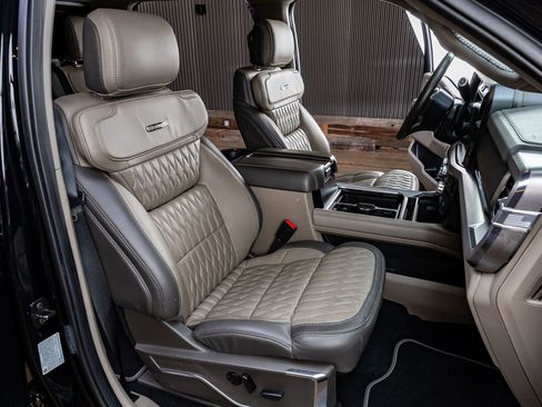 Used 2025 Ford F250 Platinum w/ Platinum Plus Package image 30