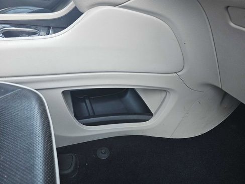 Used 2023 Chrysler Pacifica Limited w/ Uconnect Theater Family Group image 14