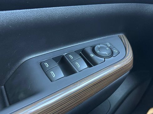 Used 2023 GMC Acadia SLE FWD image 13