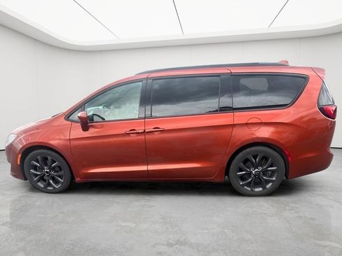 Used 2018 Chrysler Pacifica Touring-L Plus FWD image 26