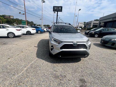 Used 2020 Toyota RAV4 XLE AWD/4WD image 3