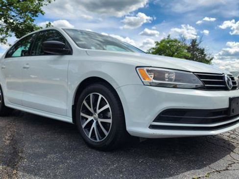 Used 2016 Volkswagen Jetta SE FWD image 1
