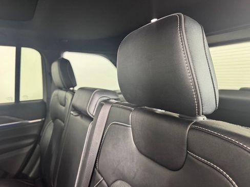 Used 2023 Jeep Grand Cherokee Overland AWD/4WD image 34