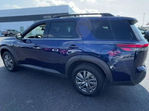 Used 2025 Nissan Pathfinder SV image 7