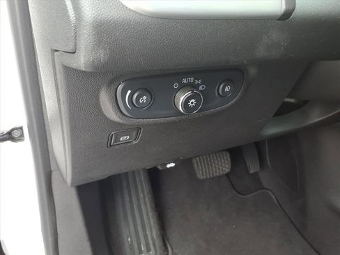 Used 2024 GMC Terrain SLT image 27