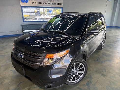 Used 2015 Ford Explorer XLT w/ Equipment Group 202A AWD/4WD image 1