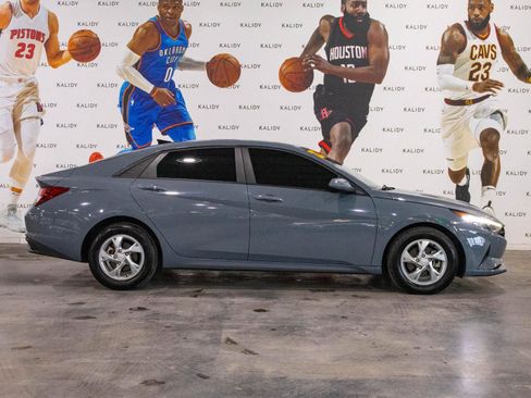 Used 2022 Hyundai Elantra SE w/ Preferred Accessory Package image 17