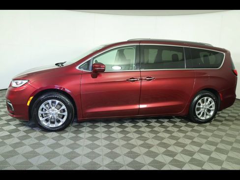 Used 2021 Chrysler Pacifica Touring-L w/ Uconnect Theater Family Group FWD image 15