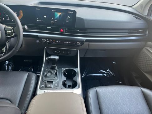 Used 2025 Kia Carnival FWD image 11