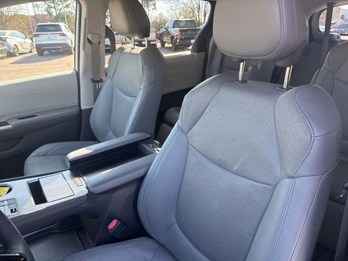 Used 2023 Toyota Sienna Limited image 16
