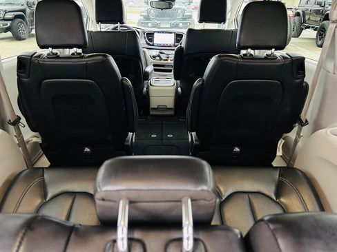 Used 2023 Chrysler Pacifica Touring-L image 29