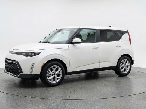Used 2025 Kia Soul LX w/ LX Technology Package image 3