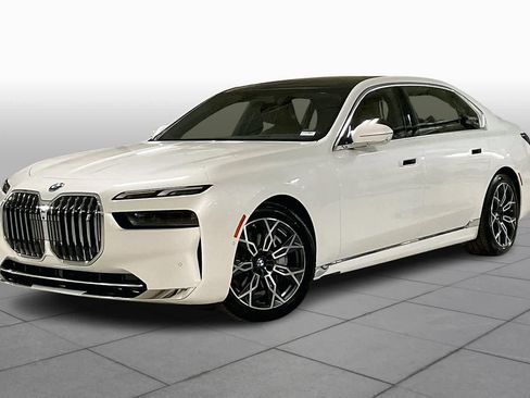 Used 2025 BMW i7 eDrive50 image 2