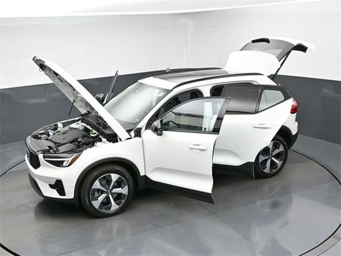 Used 2024 Volvo XC40 B5 Plus image 48