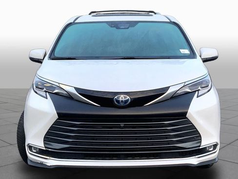 Used 2023 Toyota Sienna Platinum FWD image 4