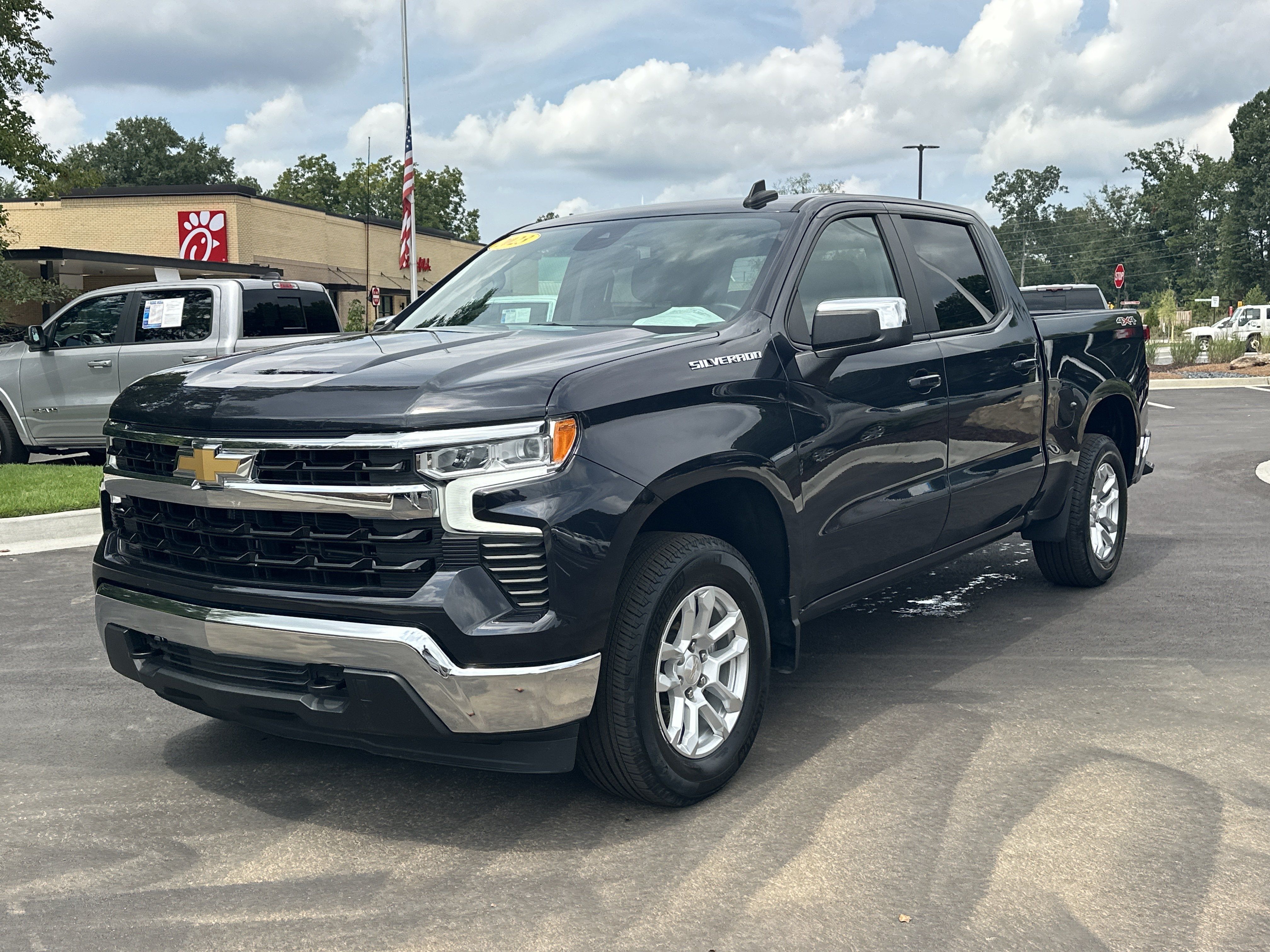 Used 2023 Chevrolet Silverado 1500 LT AWD/4WD image 4