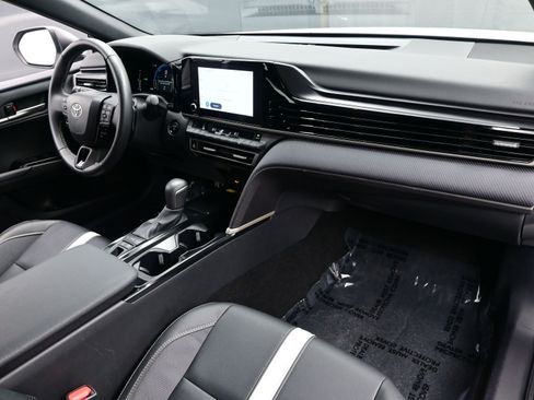Used 2025 Toyota Camry SE image 15