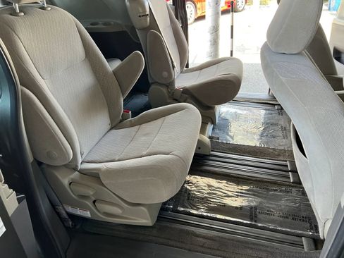 Used 2018 Toyota Sienna LE w/ Carpet Mat Package FWD image 13