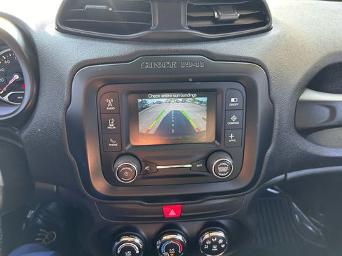 Used 2017 Jeep Renegade Latitude FWD image 17