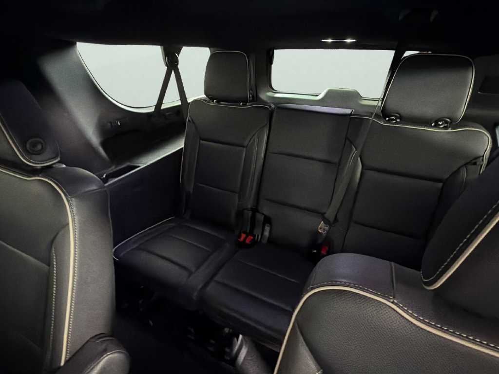 Used 2025 Chevrolet Suburban Premier RWD image 27