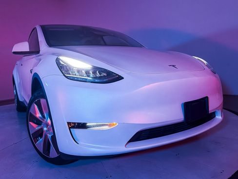 Used 2023 Tesla Model Y Long Range AWD/4WD image 3