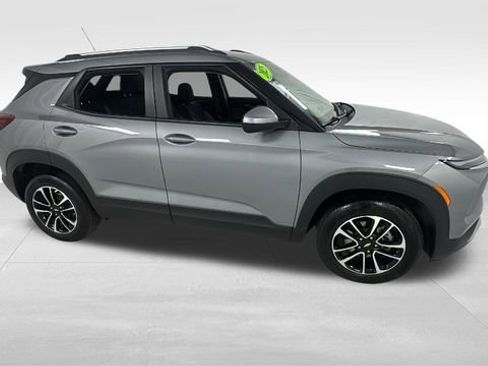 Used 2025 Chevrolet TrailBlazer LT image 2