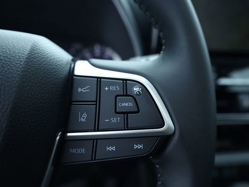 Used 2025 Toyota Highlander XLE image 32