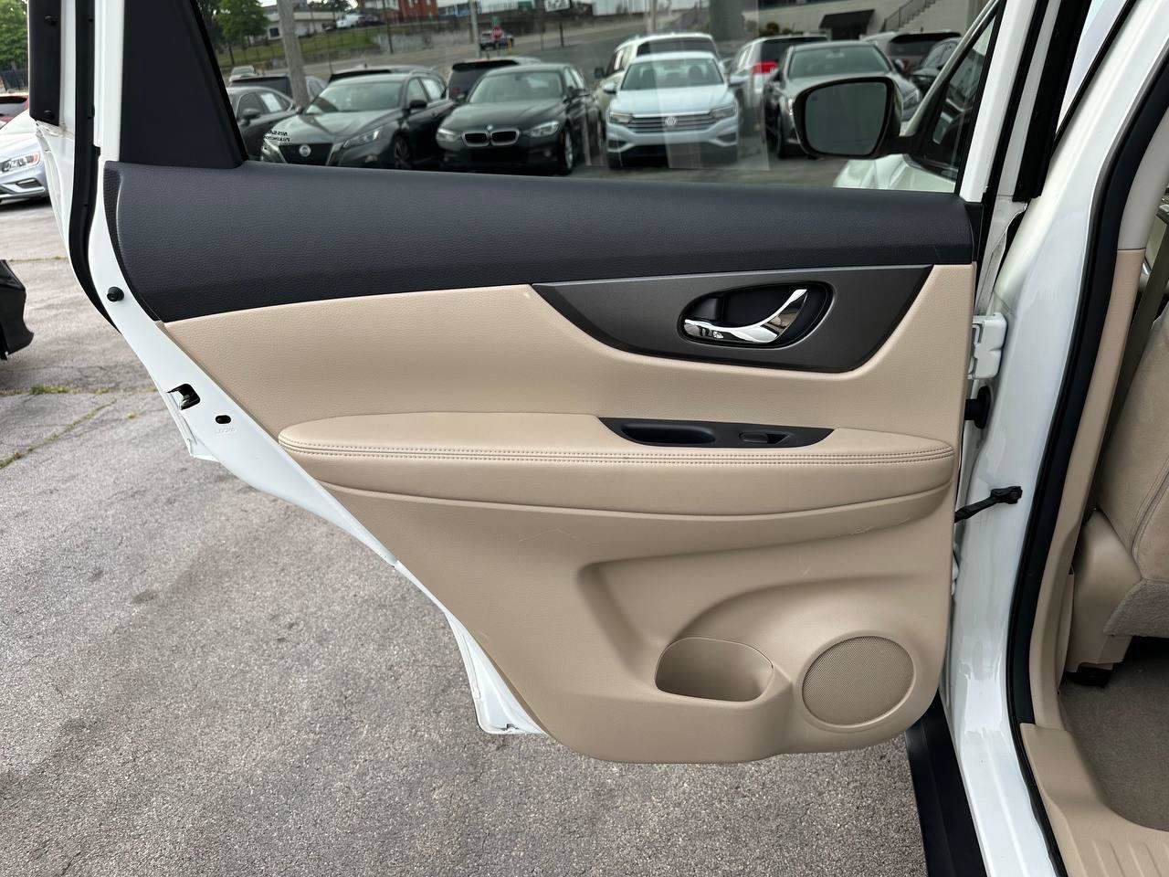 Used 2015 Nissan Rogue SV w/ SV Premium Package FWD image 24