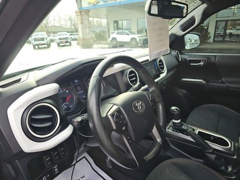 Used 2016 Toyota Tacoma TRD Sport image 27