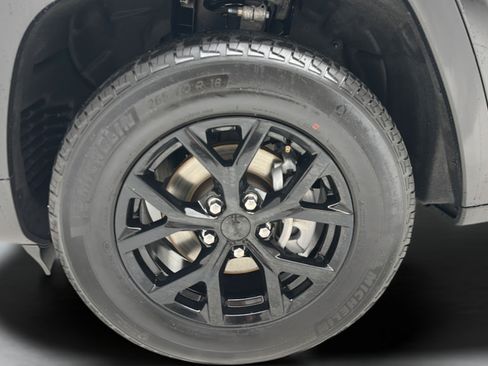 Used 2025 Jeep Grand Cherokee Altitude AWD/4WD image 9