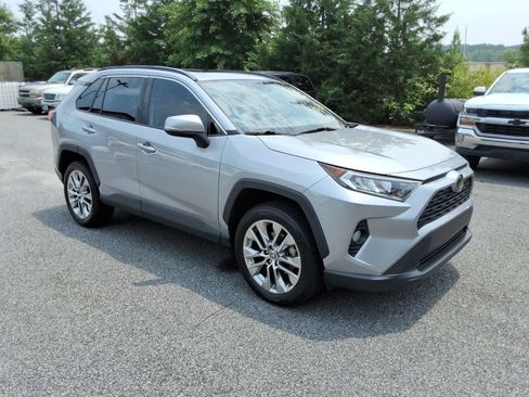 Used 2019 Toyota RAV4 XLE Premium FWD image 3