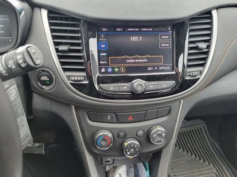 Used 2022 Chevrolet Trax LT w/ LT Convenience Package image 9