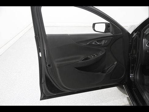 Used 2017 Chevrolet Malibu LT FWD image 4