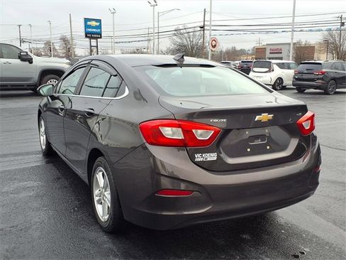Used 2017 Chevrolet Cruze LT image 2