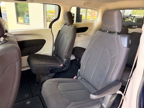 Used 2017 Chrysler Pacifica Touring FWD image 12