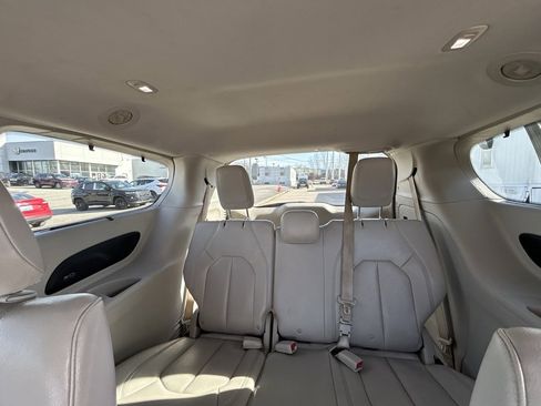 Used 2017 Chrysler Pacifica Touring-L Plus w/ Tire & Wheel Group image 31