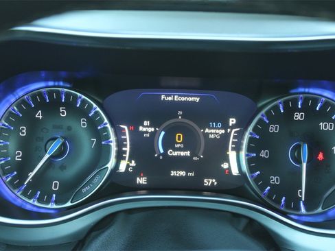 Used 2025 Chrysler Pacifica Limited image 13