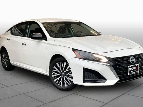 Used 2025 Nissan Altima 2.5 SV FWD image 3