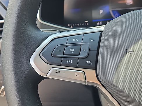 Certified 2025 Volkswagen Taos SE AWD/4WD image 18
