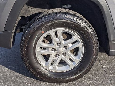 Certified 2025 Jeep Grand Cherokee Laredo image 8