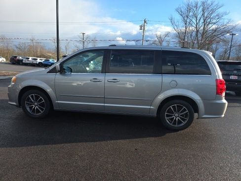 Used 2017 Dodge Grand Caravan SXT image 4
