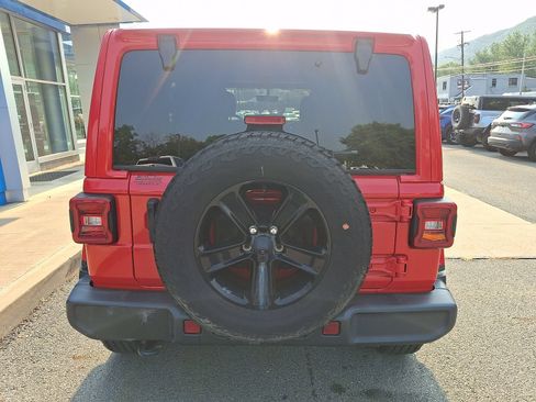 Used 2021 Jeep Wrangler Unlimited Sahara AWD/4WD image 5