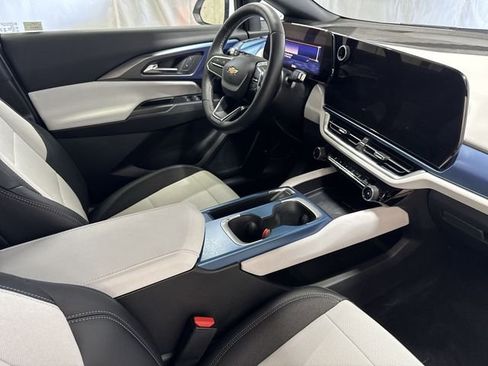 Certified 2025 Chevrolet Equinox EV LT FWD image 28