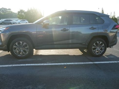 Used 2022 Toyota RAV4 XLE Premium AWD/4WD image 4