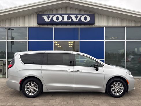 Used 2024 Chrysler Pacifica Touring-L image 7