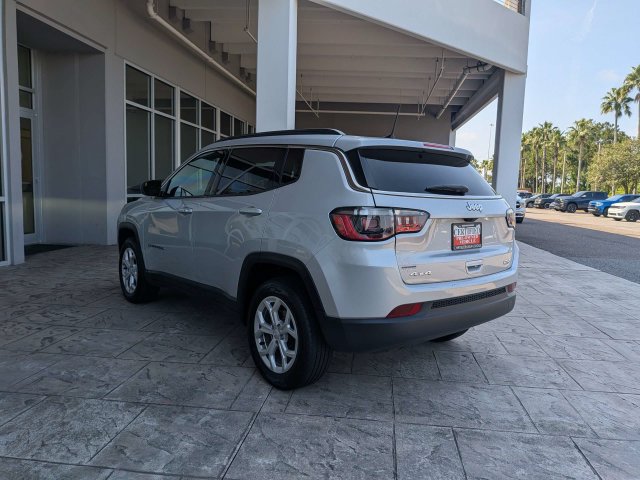 Used 2024 Jeep Compass Latitude AWD/4WD image 6