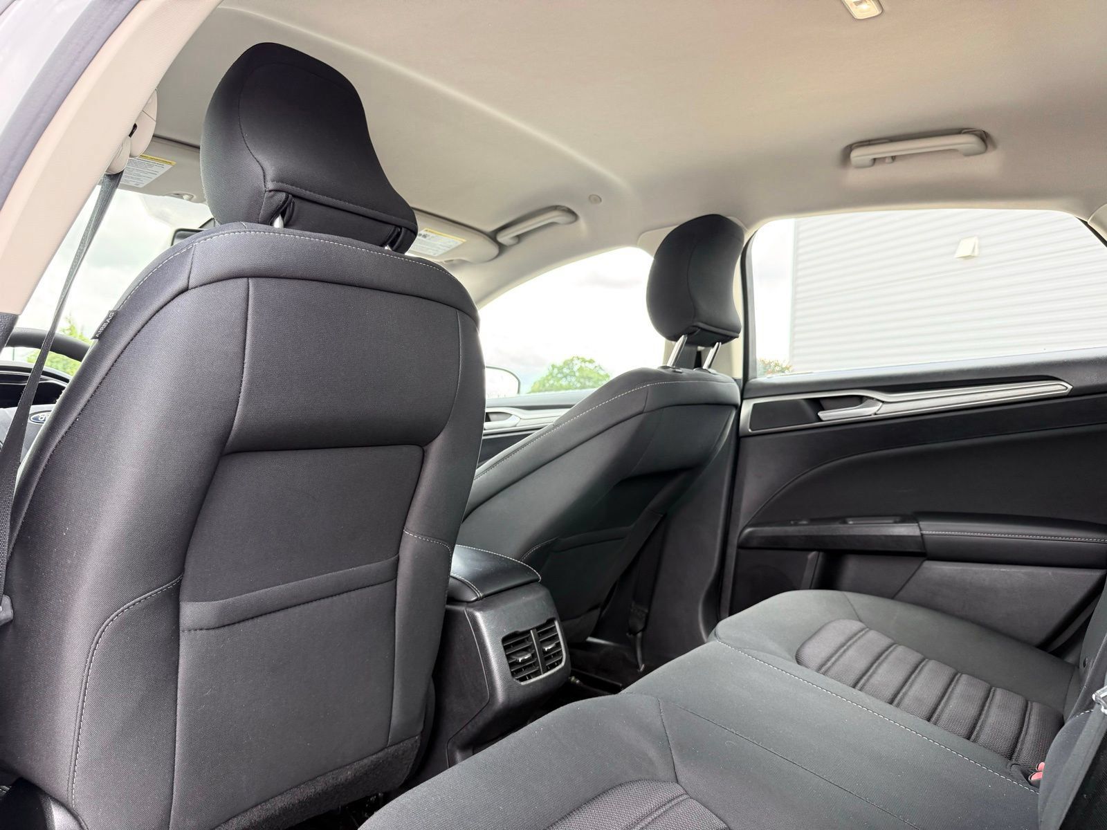 Used 2019 Ford Fusion SE FWD image 16