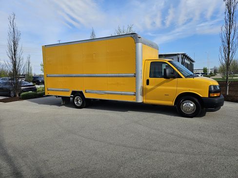 Used 2018 GMC Savana 3500 Extended w/ Driver Convenience Package RWD image 2