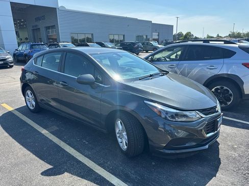 Used 2018 Chevrolet Cruze LT w/ Convenience Package FWD image 4