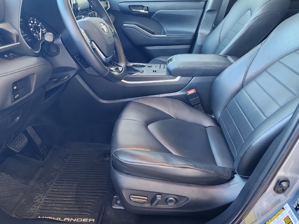 Used 2020 Toyota Highlander XLE FWD image 24